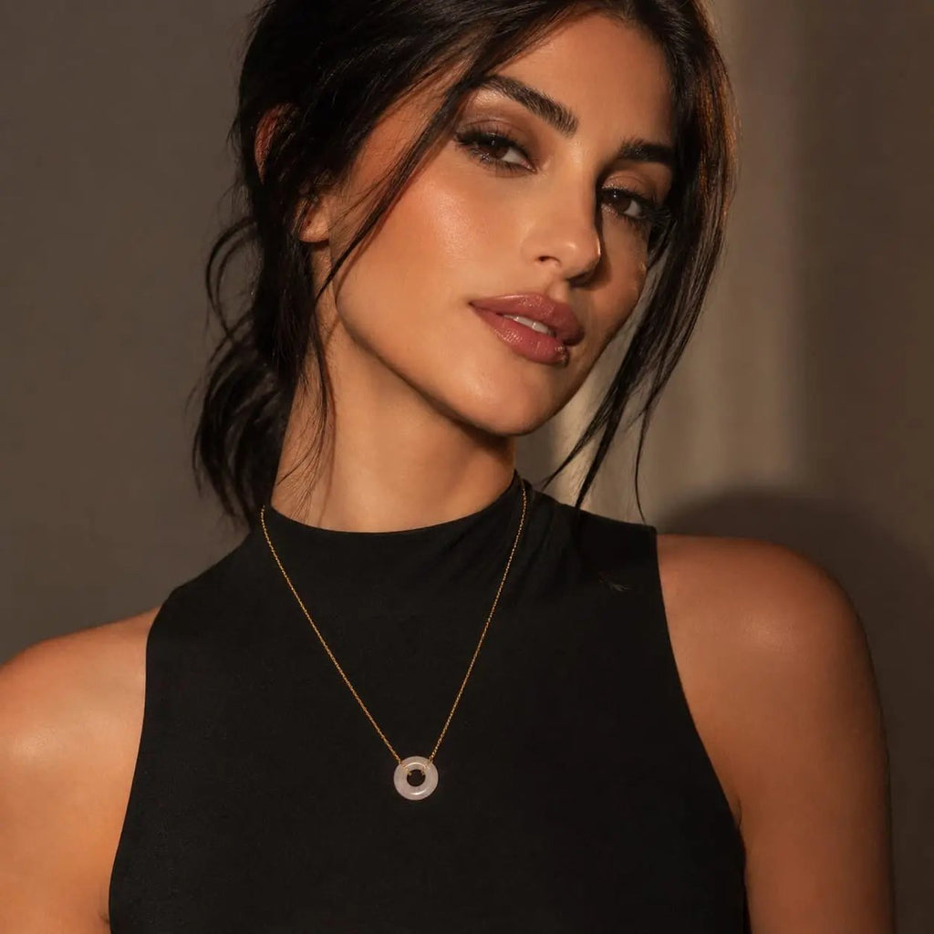 SAMVELLI gold-plated 925 silver Donut Necklace – Rose Quartz light rose model view