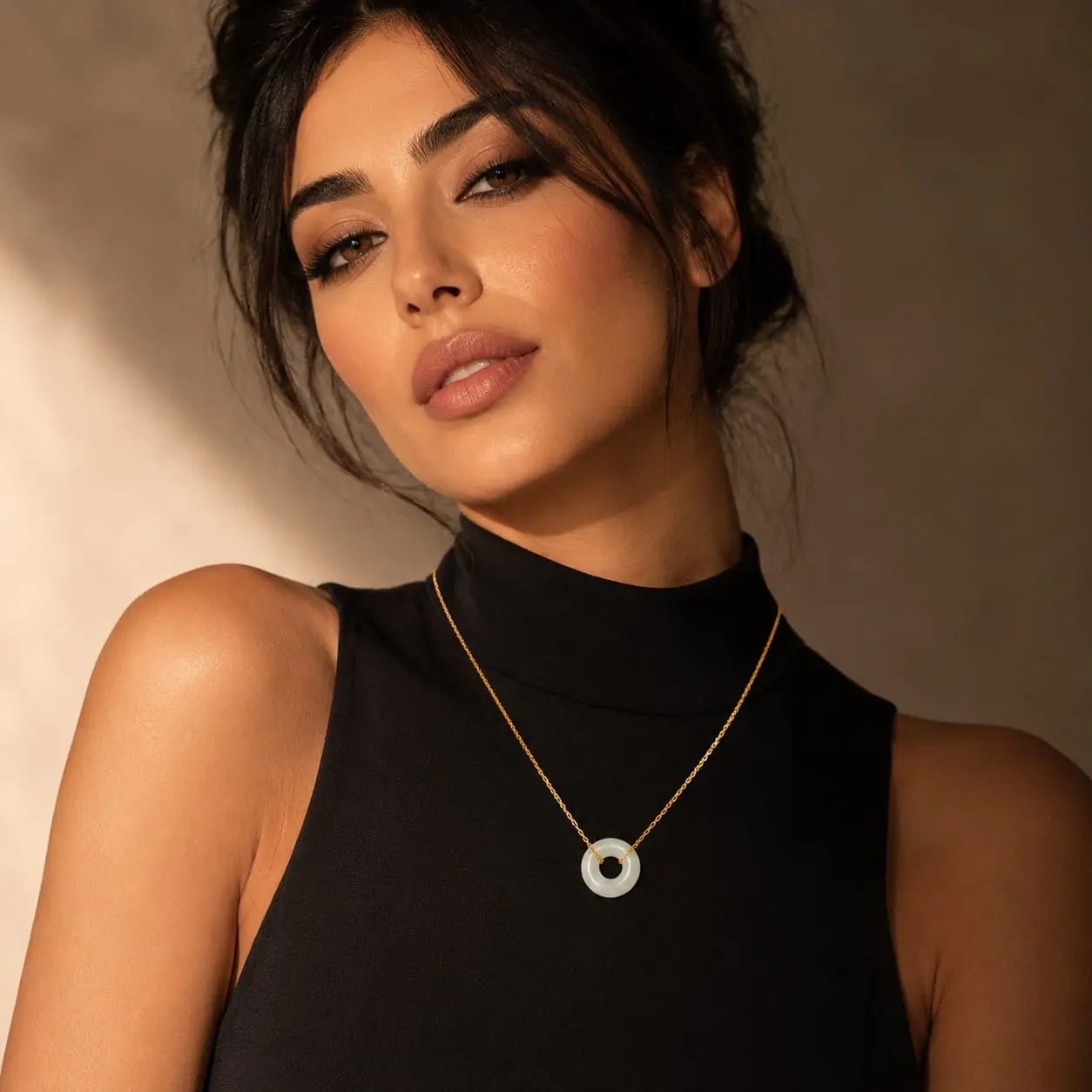 SAMVELLI gold-plated 925 silver Donut Necklace – Moonstone white model view