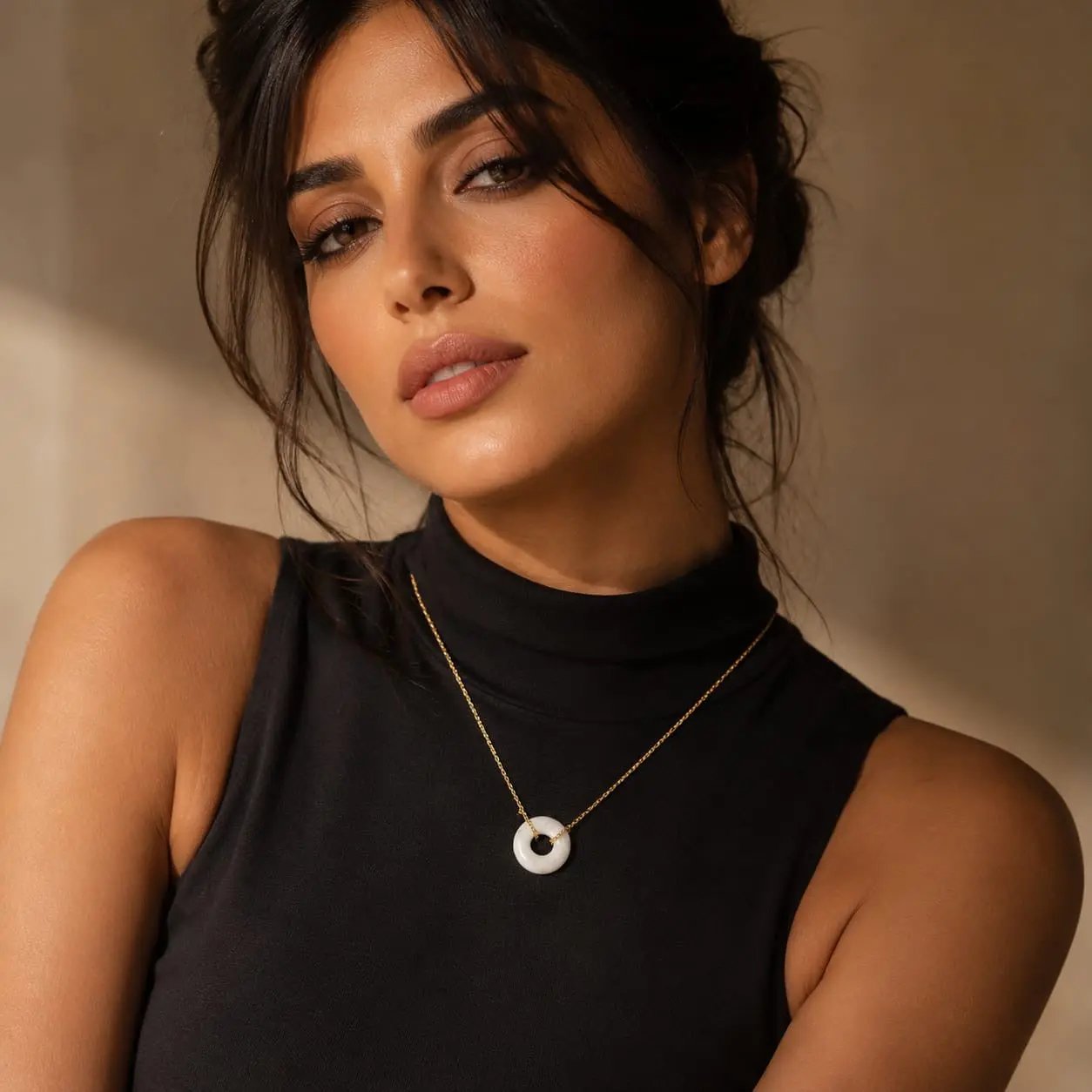 SAMVELLI gold-plated 925 silver Donut Necklace – Howlite white model view
