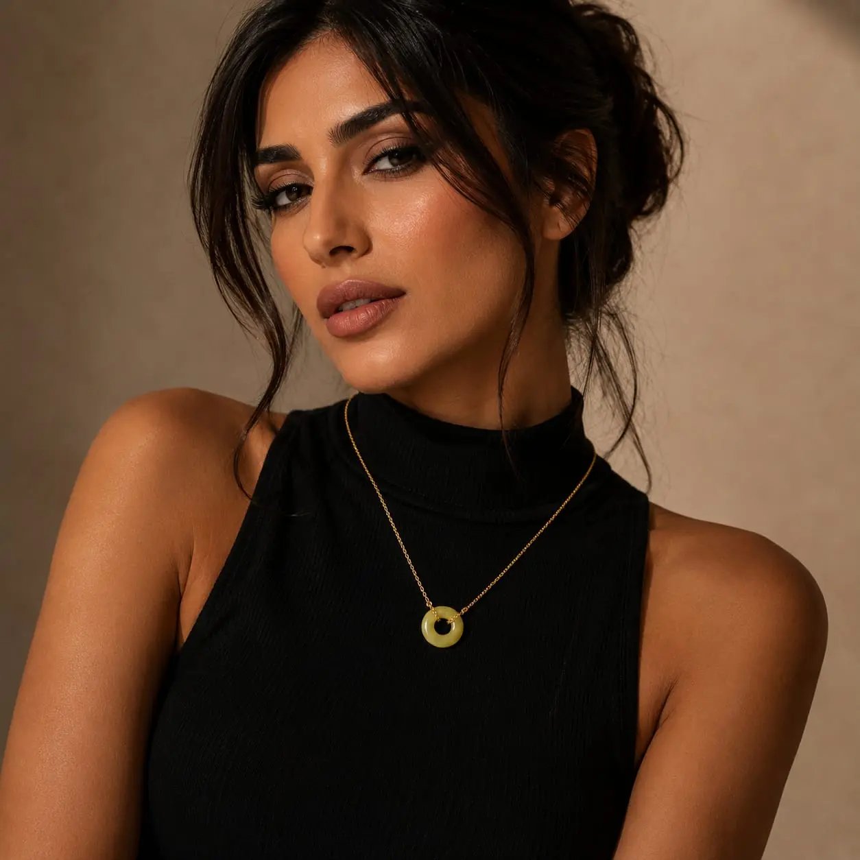 SAMVELLI gold-plated 925 silver Donut Necklace – Jade olive green model view