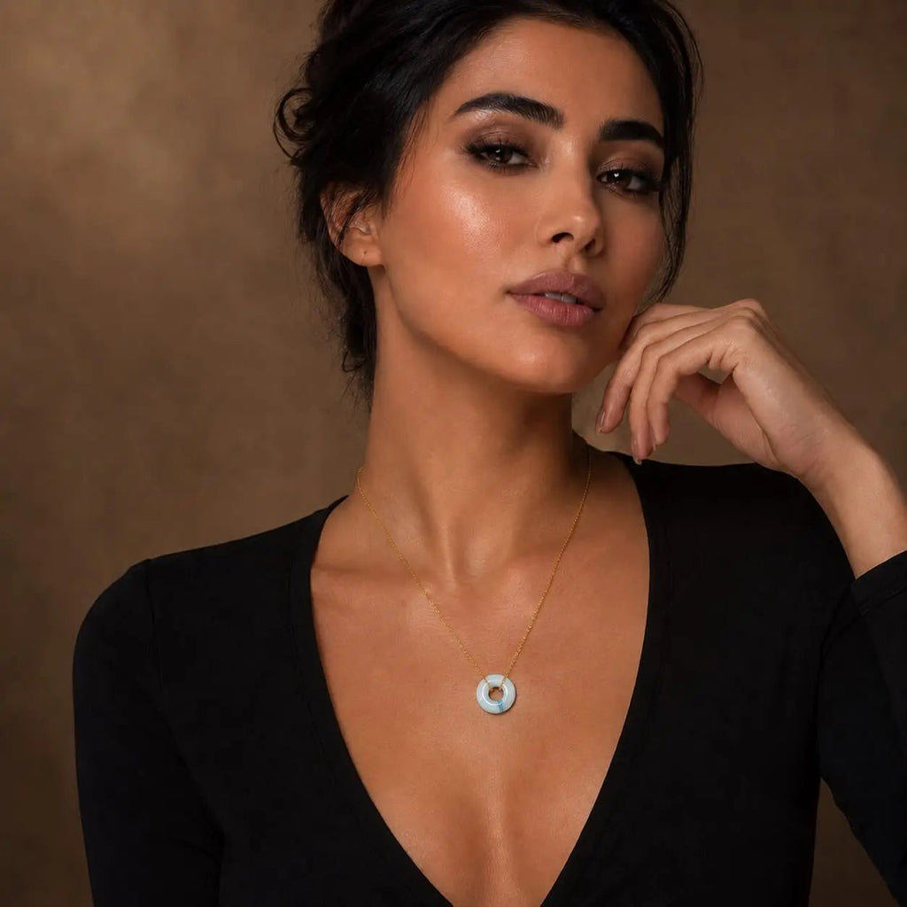 SAMVELLI gold-plated 925 silver Donut Necklace – Agate light blue model view