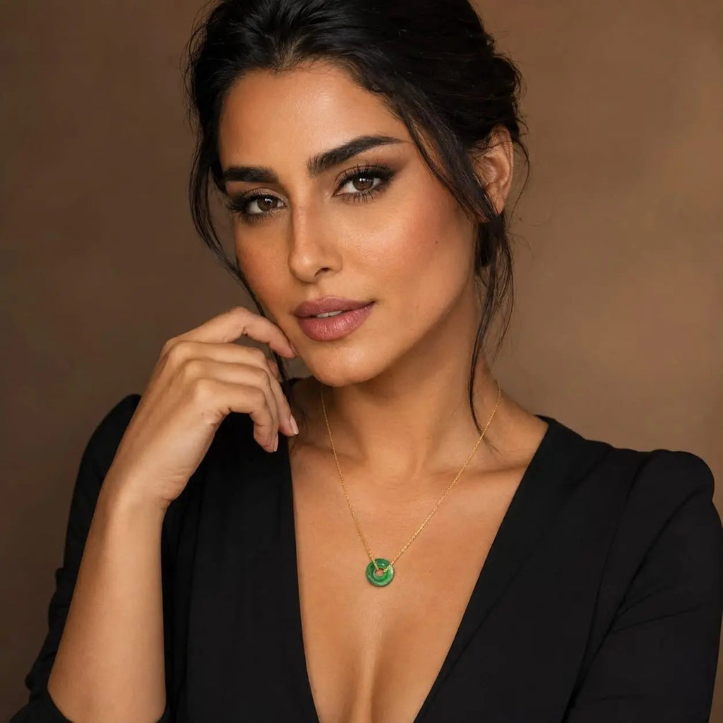SAMVELLI gold-plated 925 silver Donut Necklace – Agate green model view